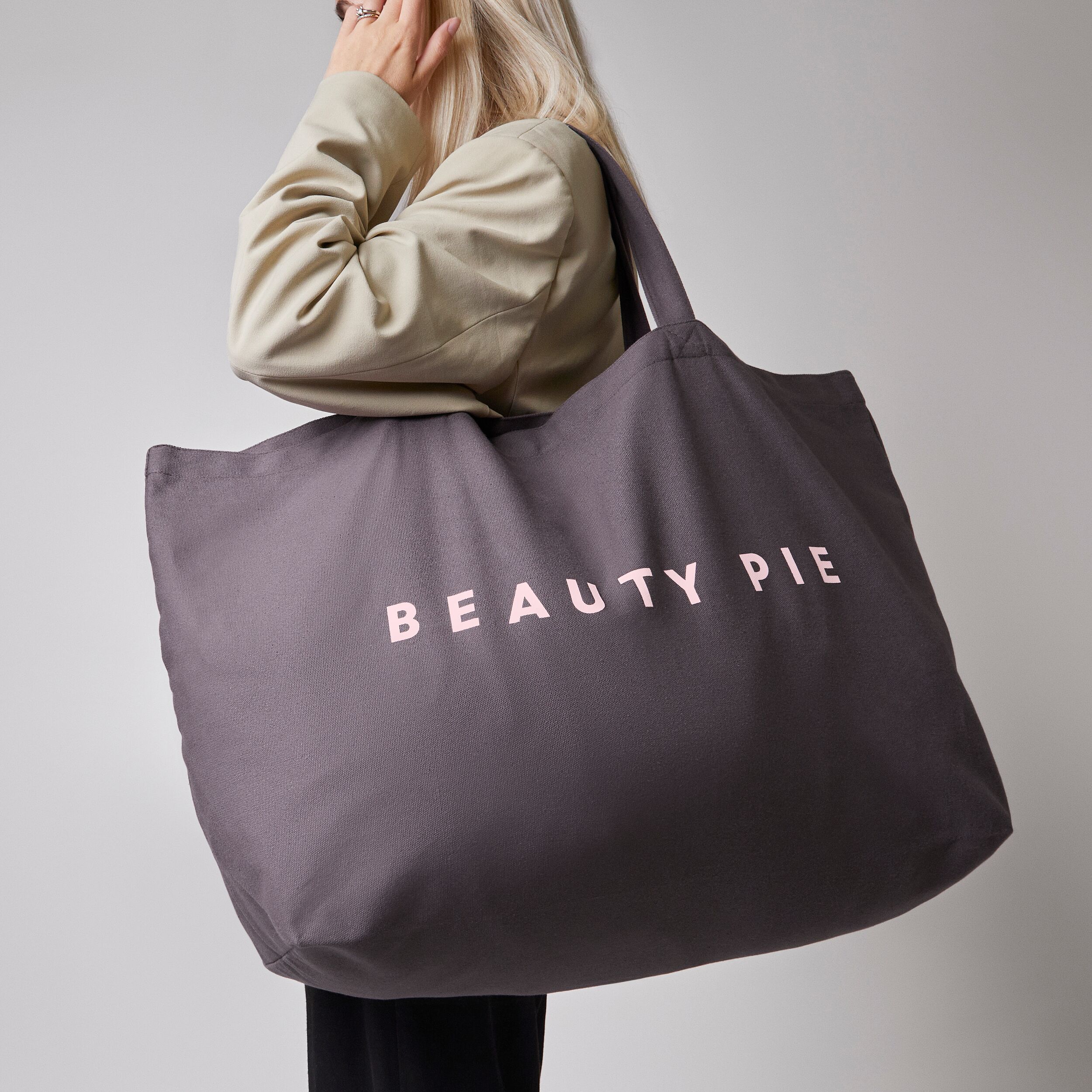 charcoal_tote_bag_XL_60066_CSL_model_1_WEB-1